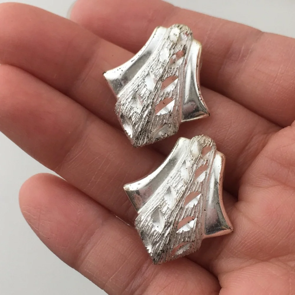 Classic Silver Leaf Motif Textured Stud Earrings - Picture 1 of 4